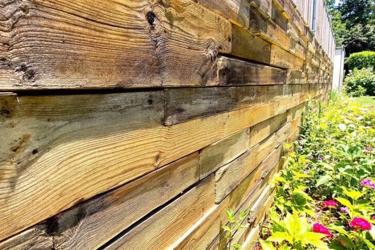 Mur de soutènement en bois​ : quelle durée de vie ?